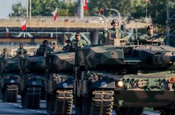 В Варшаве прошел самый масштабный в истории Польши военный парад, посвященный Дню вооруженных сил