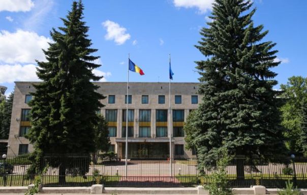Россия объявила персоной нон грата сотрудника посольства Румынии в Москве