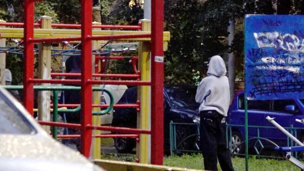 Отряд подростков громит детские площадки и рисует свастики в Люберцах