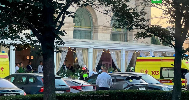 Три человека погибли, 15 пострадали при взрыве у летнего кафе в центре Москвы