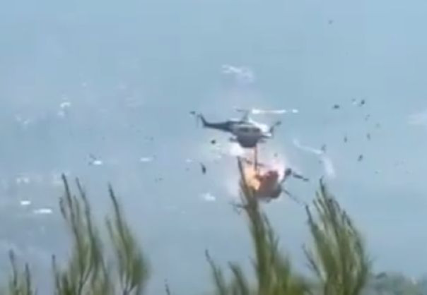 Два пожарных вертолета столкнулись в воздухе и разбились во время тушения лесного пожара в районе Псаты в Греции