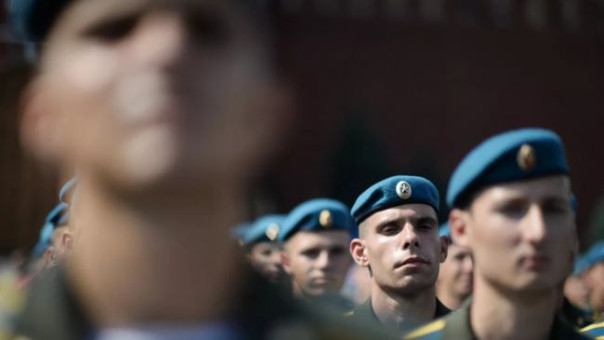 Питерский десантник отметил день ВДВ, прыгнув с многоэтажки. Фото