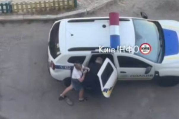 Душераздирающие кадры: на глазах маленькой девочки ТЦК "мобилизуют" её отца