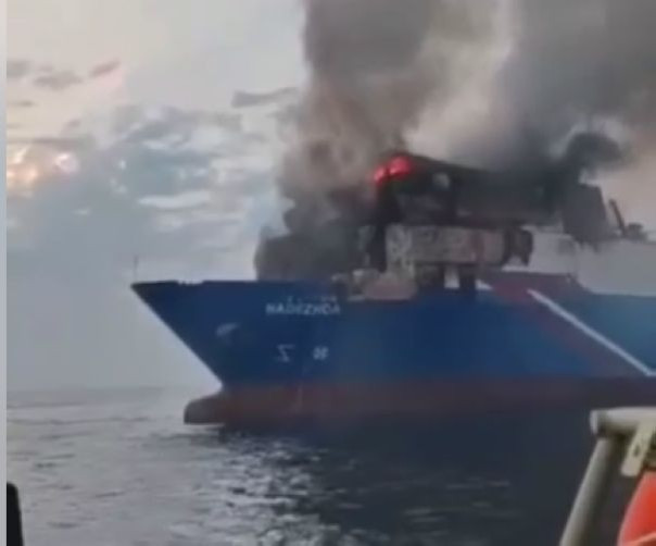 Кадры пожара и спасения экипажа "Надежды" после атаки в Черном море