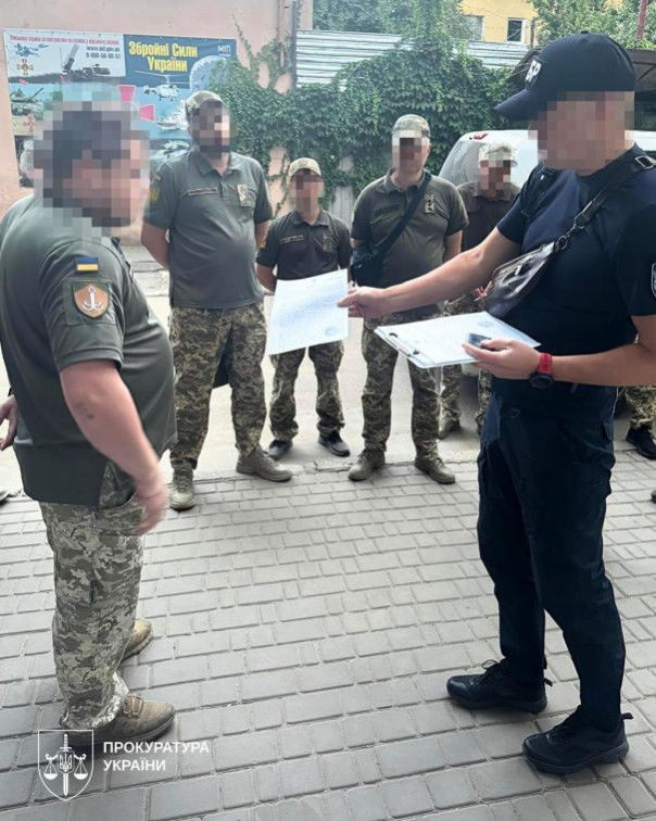 Били, душили и сбивали машиной: десять людоловов одесского ТЦК получили подозрения в пытках людей | Подборка видео
