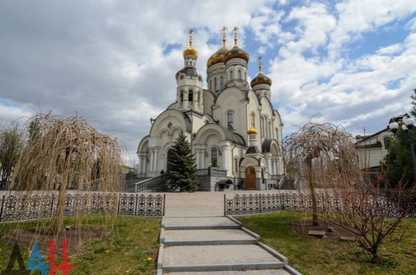 Украинские нацисты атаковали Свято-Богоявленский кафедральный собор в Горловке.