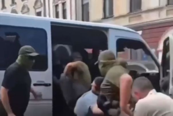 «Новая почта» с доставкой прямо в ТЦК: на Украине людоловы маскируют свои автобусы