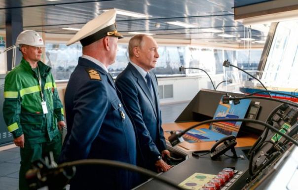 Путин осмотрел танкер-газовоз для проекта "Арктик СПГ — 2"