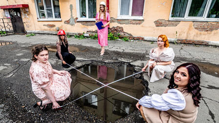 Фотосессия на фоне грязи и разбитых дорог разозлила сибирских чиновников