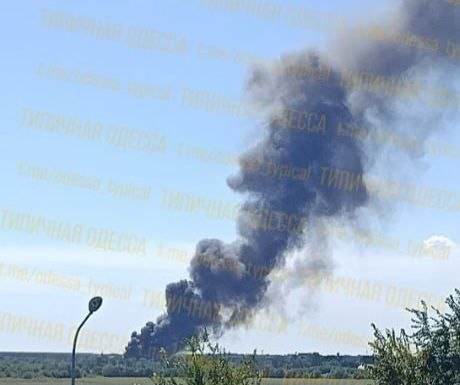 Мощный пожар под Одессой: атакован склад АТБ и фуры