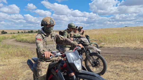 ВСУ в ужасе: штурмовики-мотоциклисты молниеносно захватывают блиндажи и опорники