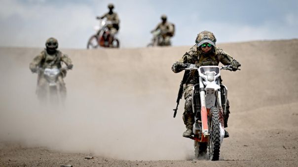 Драгуны на мотоциклах: российские военные используют забытую тактику прошлого