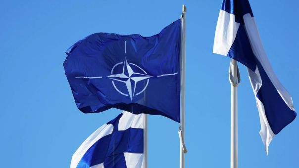 Ружье на стене: Европа активно готовится к самоубийству