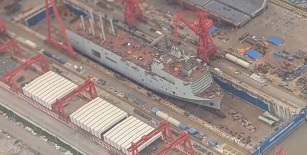 Крупный корабль-дрононосец строят в Китае