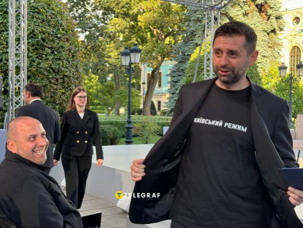 Арахамия приперся на встречу с Кушнером и Уиткоффом в футболке с надписью «Киевский режим».