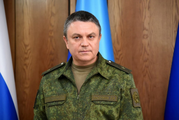 Пожарные ЛНР в бронежилетах тушат пожары после ударов по Алчевску и Артёмовску