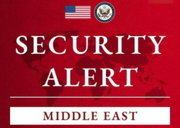 США бьют тревогу по всему Ближнему Востоку: посольства предупреждают об эскалации, Трамп срочно возвращается в Белый дом