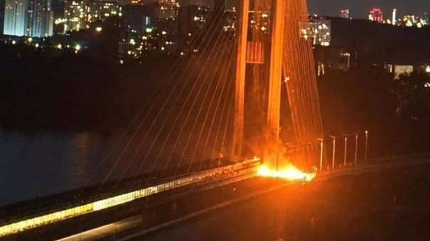 Северный мост в Киеве завесили антидроновыми сетками после атак ВС РФ