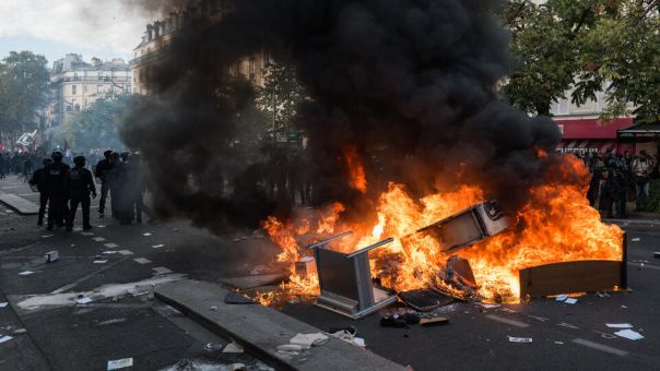 Во Франции бушуют протесты: Макрон повышает бюджет на оборону, экономя на школах