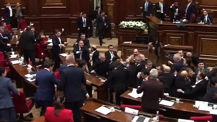 В Армении депутаты парламента устроили массовую драку "стенка на стенку"