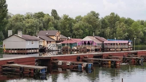 После удара горит ресторан «Десант» в Киеве, где любят собираться офицеры ВСУ