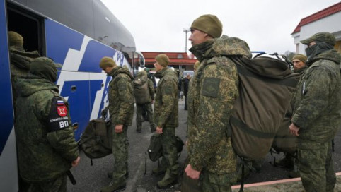 "Мам, все хорошо": освобожденные из плена бойцы вернулись в Россию
