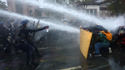 Во Франции начались массовые протесты - полиция разгоняла протестующих водометами и слезоточивым газом