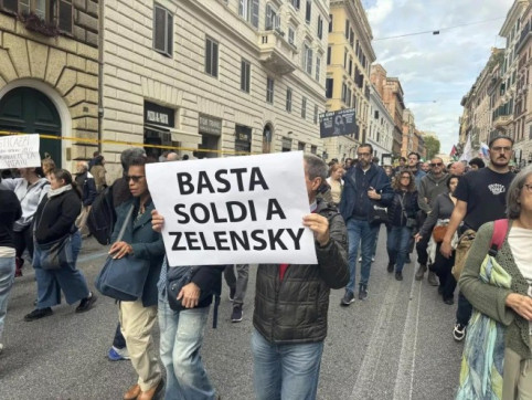 «Италия, прочь из войны!»: в Риме прошла антивоенная манифестация против НАТО и военных расходов — центр столицы взяли под усиленную охрану