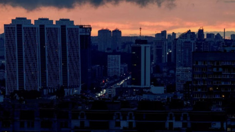 Понедельник в темноте: Киев парализован блэкаутом, на границах — километровые заторы