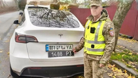 "Мы номера сменить попросим: один, четыре...": Украинский сапёр попал в скандал с номерами для личного автомобиля Tesla