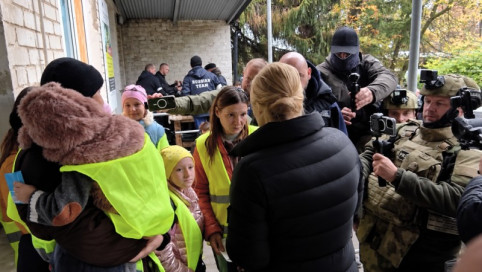 "Мы ели траву": мать семерых детей - о жизни в Алешках под обстрелами ВСУ | "Еле остались живы": эвакуированная из Алешек жительница – об ударах ВСУ