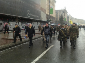 В районе Бессарабки "евроинтеграторы" напали на киевлян которые пришли разбирать баррикады на Крещатике