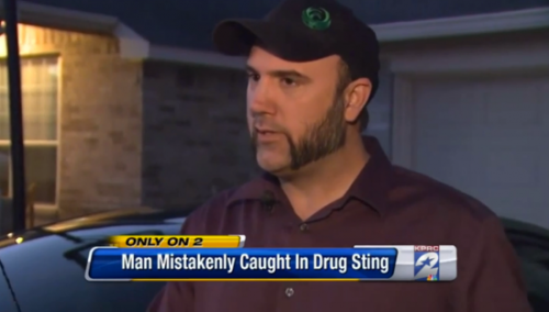 Полиция целый час держала в наручниках мужчину, который дал мелочь бездомному