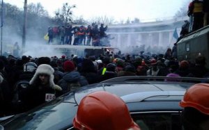 Страховщики отказываются платить украинцам за разбитые во время протестов машины