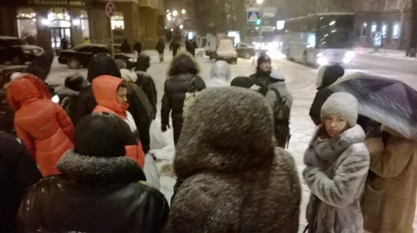 21 января вечером около 30 киевлян навестили боевые позиции блокпосты ВВ и «Беркута» в правительственном районе города