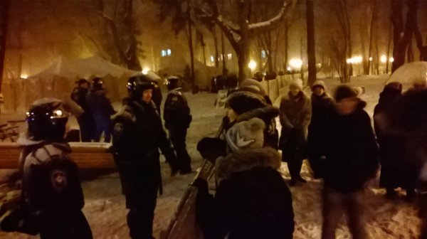 21 января вечером около 30 киевлян навестили боевые позиции блокпосты ВВ и «Беркута» в правительственном районе города