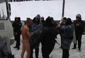Силовики утверждают, что раздели догола протестующего, чтобы спасти от самосожжения (ВИДЕО)