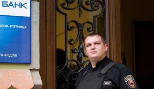 Банки в центре Киева остановили работу и усиливают охрану