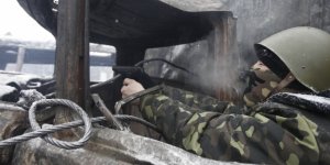 Их лица скрыты пока под масками