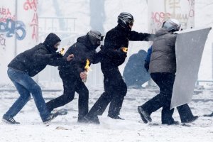 Их лица скрыты пока под масками