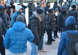 Штурм николаевской ОГА и мэрии предотвратили матери и "четверка храбрых"