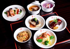 Как один ушлый китаец целый год бесплатно в аэропорту харчевался