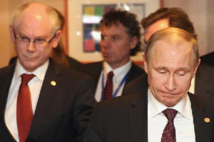 Мужчина в черном, на голубом фоне европейской толерантности