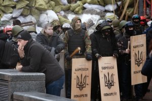 Майданутые европид@ры встретили киевлян арматурой, битами, дубинками и кувалдами