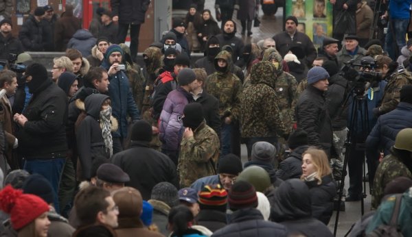 Майданутые европид@ры встретили киевлян арматурой, битами, дубинками и кувалдами