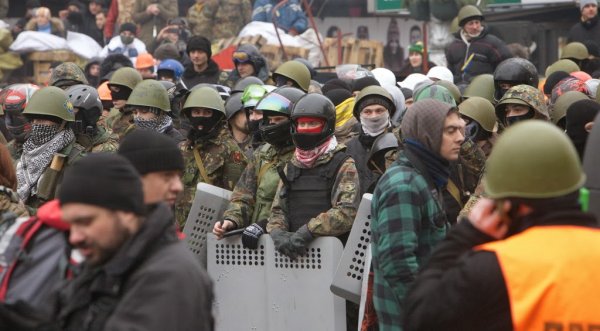 Майданутые европид@ры встретили киевлян арматурой, битами, дубинками и кувалдами