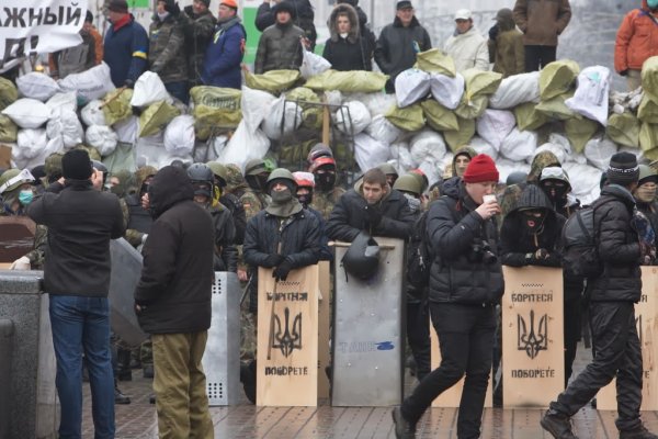 Майданутые европид@ры встретили киевлян арматурой, битами, дубинками и кувалдами