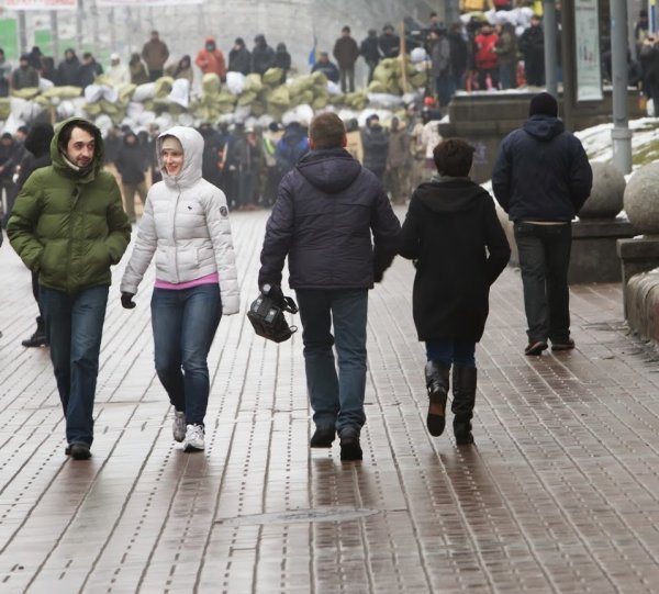 Майданутые европид@ры встретили киевлян арматурой, битами, дубинками и кувалдами