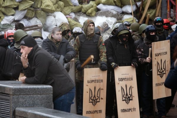 Майданутые европид@ры встретили киевлян арматурой, битами, дубинками и кувалдами