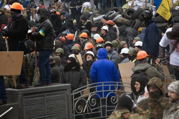 Майданутые европид@ры встретили киевлян арматурой, битами, дубинками и кувалдами